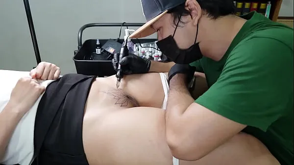 Diosa Tatuada Chupada hasta Secar: Artista la Monta en un Creampie Sucio