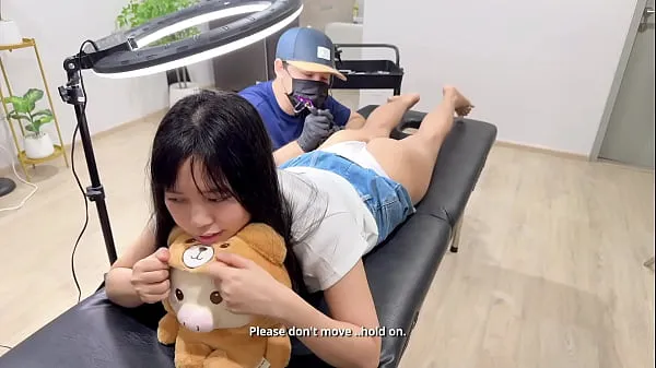 Corta Sexy Seduce a Artista de Tatuajes: Creampie con Tinta y Anal Intenso