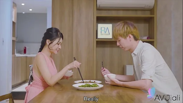 巨乳継母が継息子の脈打つモンスター・チンポに、噴き出すMILFマンコを生でガンガン突きまくってくれと懇願！