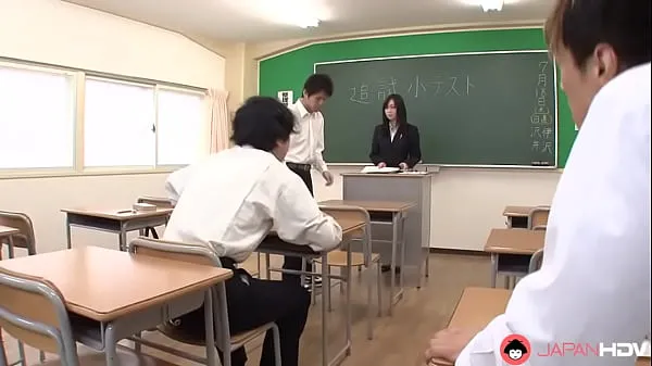 두 아시아 남자가 광란의 공개 오르기에서 젖은 그녀의 뿡을 삼킨다